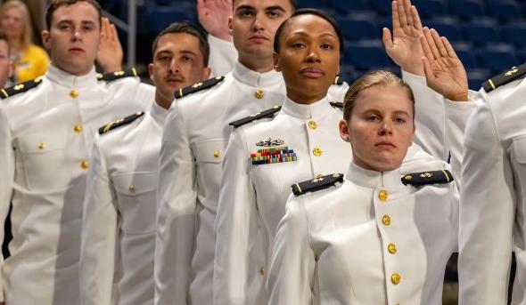 ROTC学员举起右手宣誓