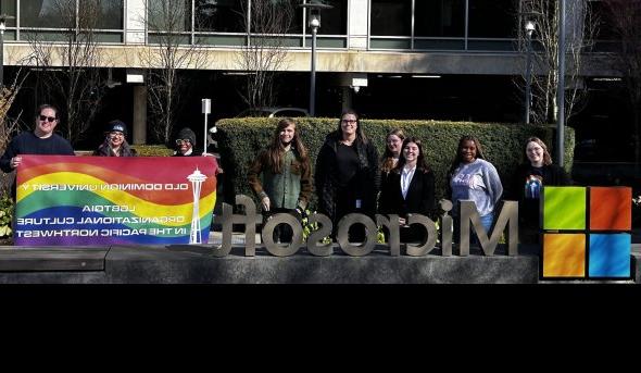 一群ODU学生站在西雅图总部的微软标志后面.