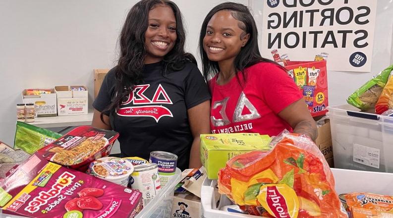 两名女学生整理捐赠食品.