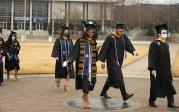 <a href='http://tngxod.gypsyleina.com'>最靠谱的网赌软件</a>'s commencement exercises are filled with inspiration and moments of joy as graduates walk across the seal on Kaufman Mall. 图Chuck Thomas/ODU