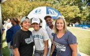 ODU alumni Shannon and Steve Johnson participate in Homecoming activities with their children, 布鲁克和赖利. 图Chuck Thomas/ODU