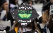 周六，在最靠谱的网赌软件的本科生毕业典礼上，一名2024年春季毕业生展示了一顶装饰好的帽子, 2024年5月4日.