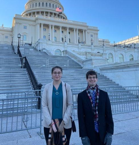 Caleb Fogler和Mariana Tenorio Pita, ODU核物理博士.D. students, visit Capitol Hill
